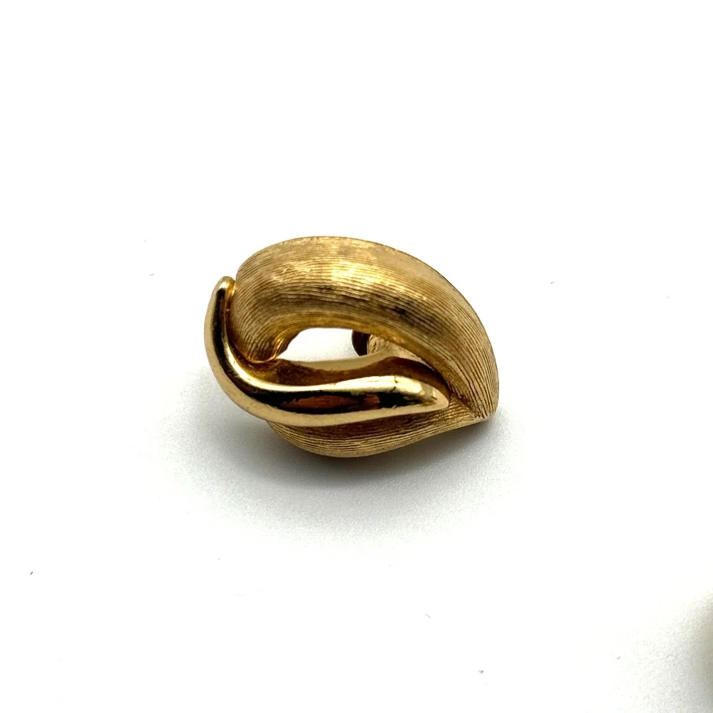 RARE Vintage 1965 Christian Dior GROSSE Gold Plated Ribbon Brooch & Earring Set